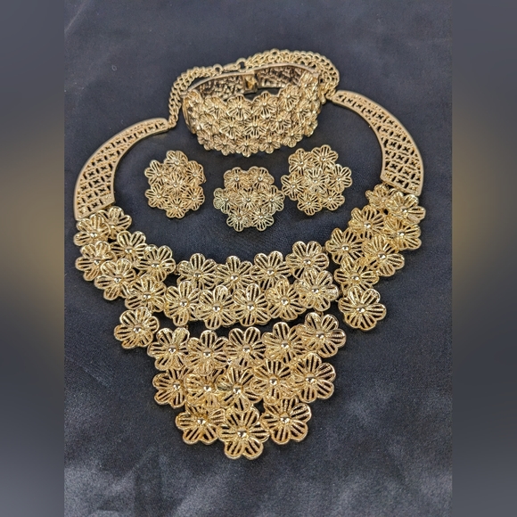 unbranded Jewelry - NWOT, BEAUTIFUL AFRICAN PARTY JEWELRY SET.